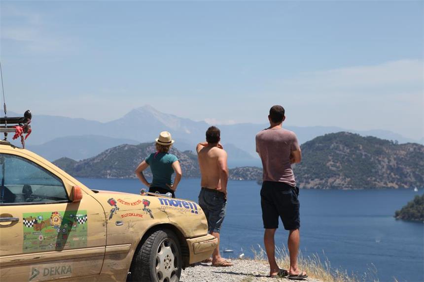 Rallye-Fahrer waren für guten Zweck auf der Piste Am Ziel angekommen - Sarah Winkelmann, Robin Krumm und Andre Leopold in Dalyan in der Türkei.