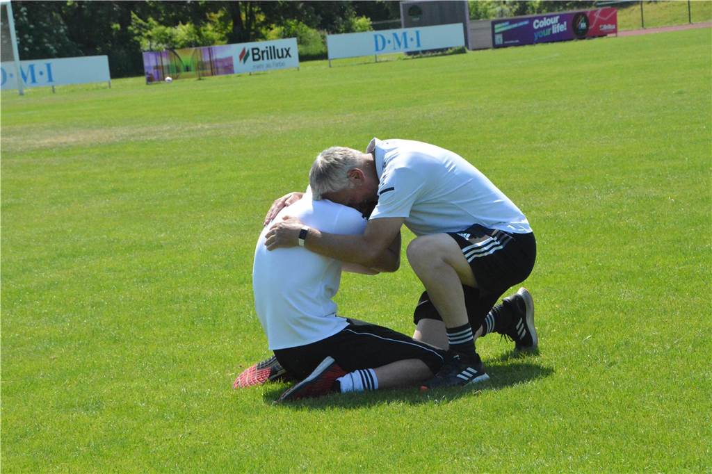 Mit Video: Der SSV Rhade zittert sich zum Meistertitel Thomas Ochmann (r.) umarmt Trainer Dirk Bessler.