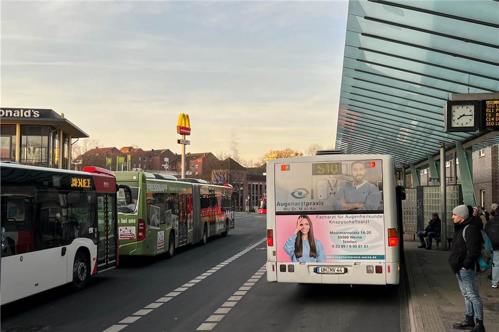 DSW-Streik: Gähnende leere in Brambauer – Reges Treiben am ZOB Am ZOB in der Innenstadt war vom DSW-Streik nichts zu merken.