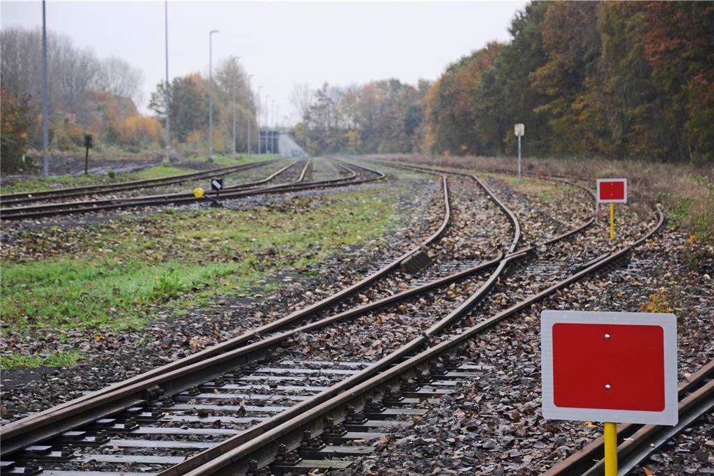 Schwere und irreparable Schäden: So steht es um die Lüner Bahnbrücken Ansicht von Gleisen auf einer Zugstrecke.