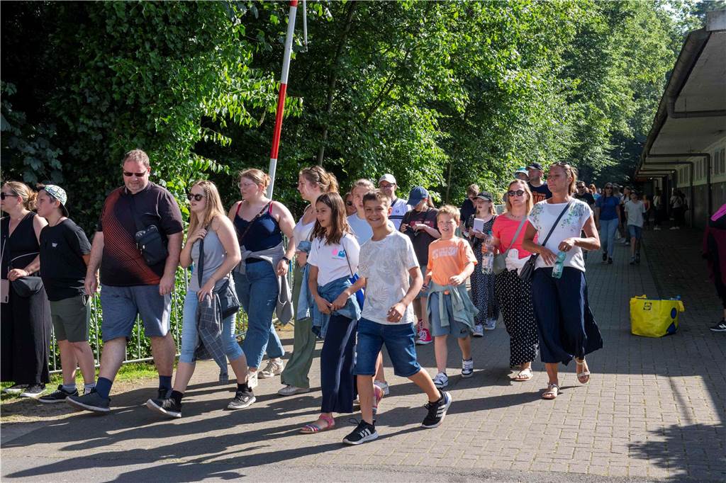 Am zweiten Abend des Sunset Beach Festivals in Haltern feierten tausende Fans Sänger Wincent Weiss. 