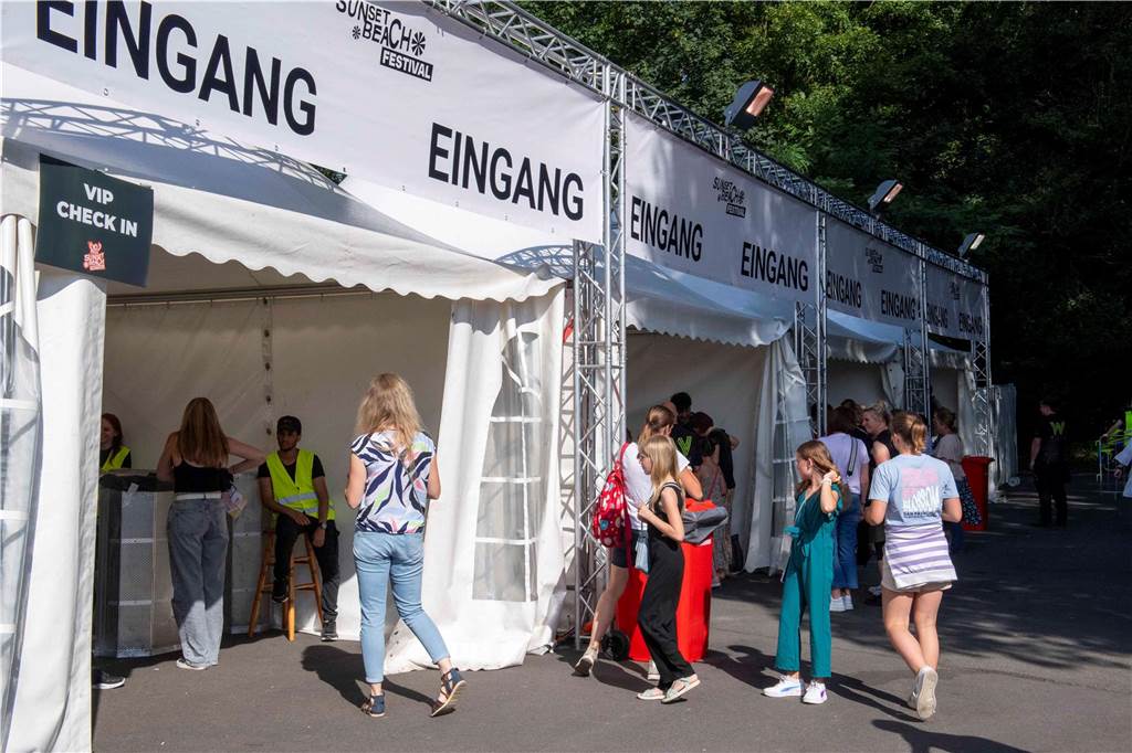 Am zweiten Abend des Sunset Beach Festivals in Haltern feierten tausende Fans Sänger Wincent Weiss. 