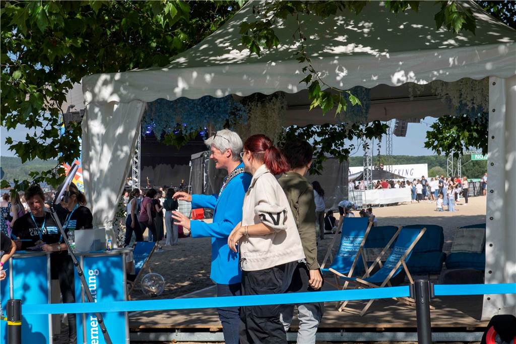Am zweiten Abend des Sunset Beach Festivals in Haltern feierten tausende Fans Sänger Wincent Weiss. 