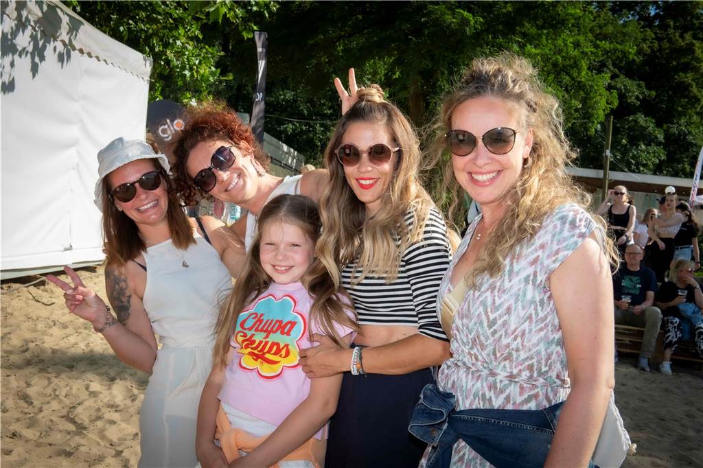 Am zweiten Abend des Sunset Beach Festivals in Haltern feierten tausende Fans Sänger Wincent Weiss. 