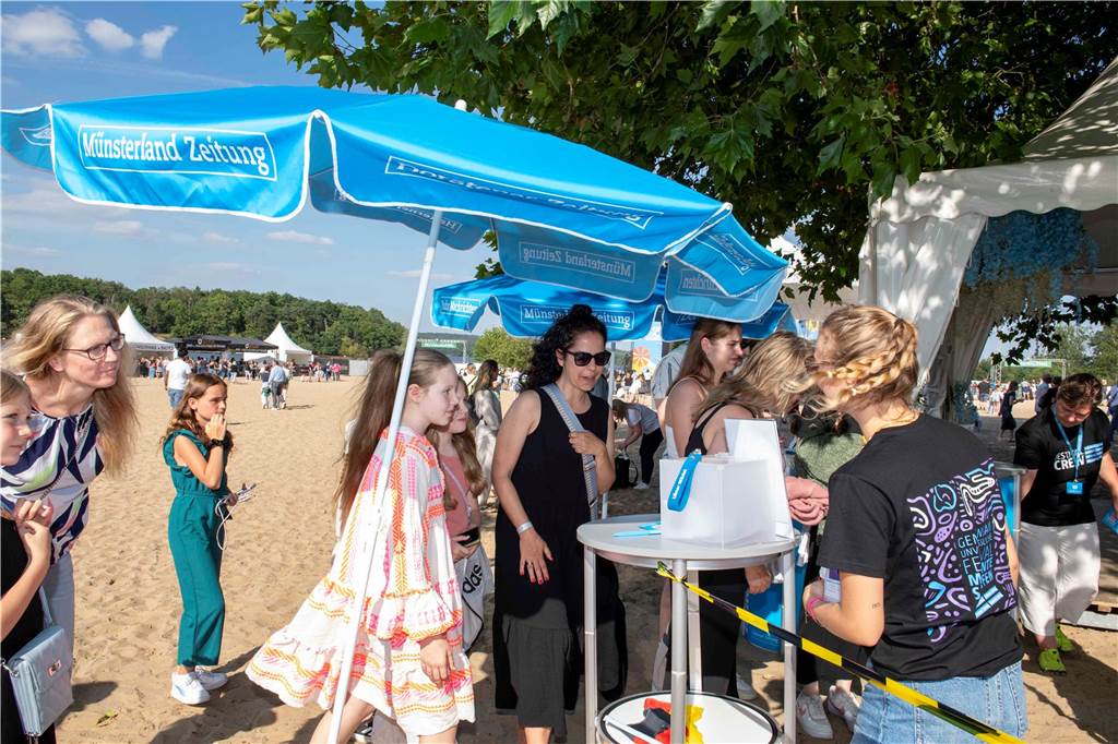 Am zweiten Abend des Sunset Beach Festivals in Haltern feierten tausende Fans Sänger Wincent Weiss. 