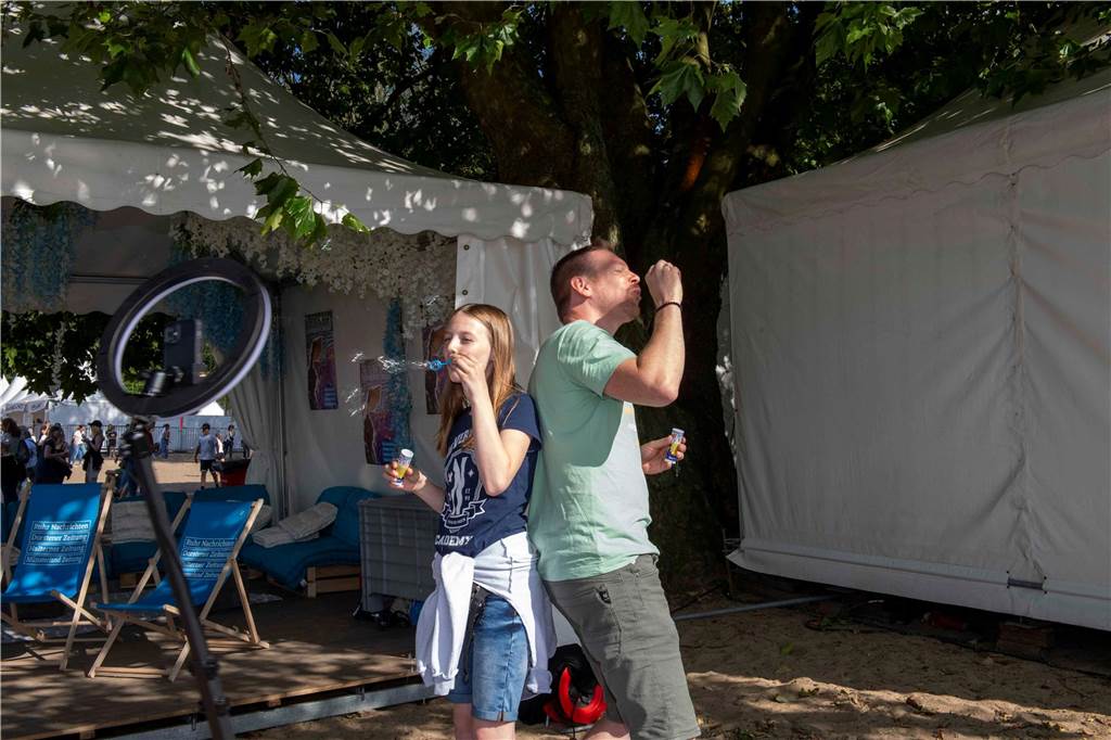 Am zweiten Abend des Sunset Beach Festivals in Haltern feierten tausende Fans Sänger Wincent Weiss. 