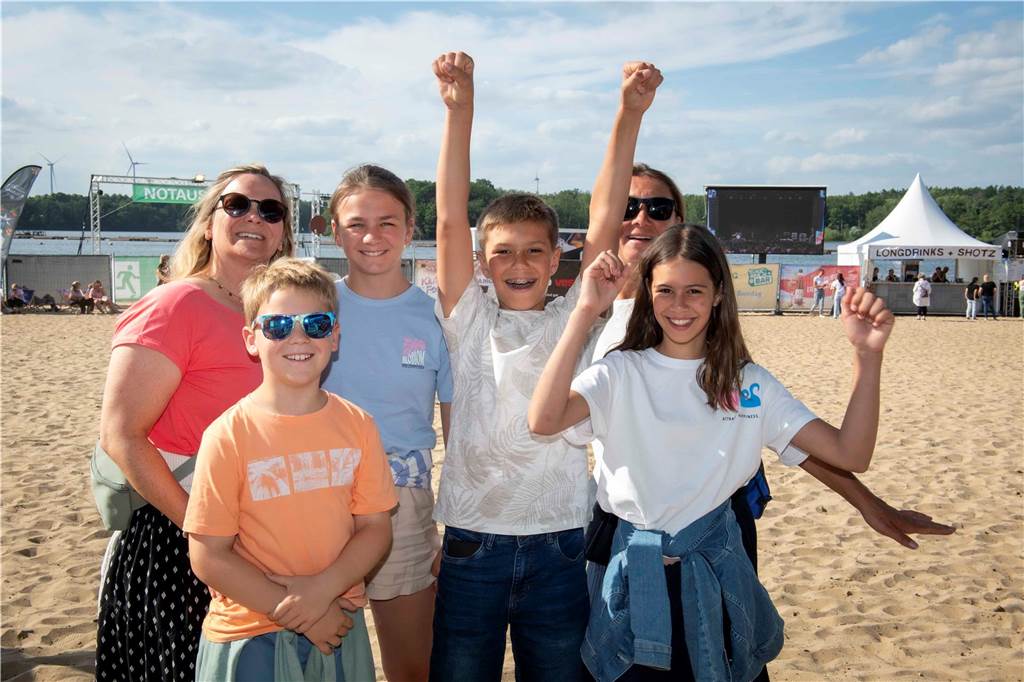 Am zweiten Abend des Sunset Beach Festivals in Haltern feierten tausende Fans Sänger Wincent Weiss. 