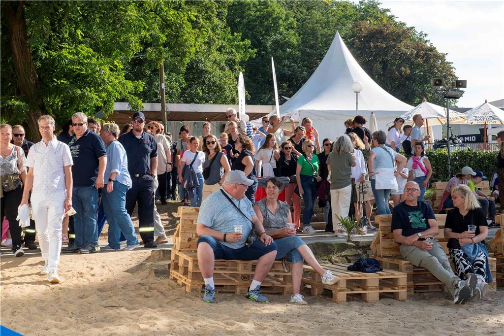 Am zweiten Abend des Sunset Beach Festivals in Haltern feierten tausende Fans Sänger Wincent Weiss. 