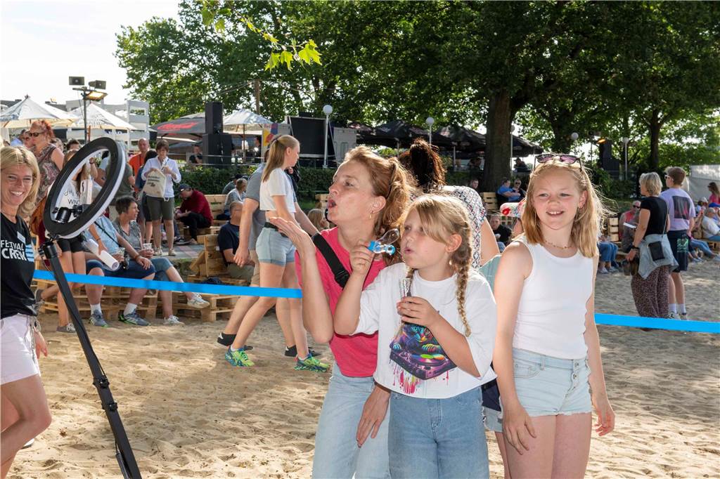 Am zweiten Abend des Sunset Beach Festivals in Haltern feierten tausende Fans Sänger Wincent Weiss. 