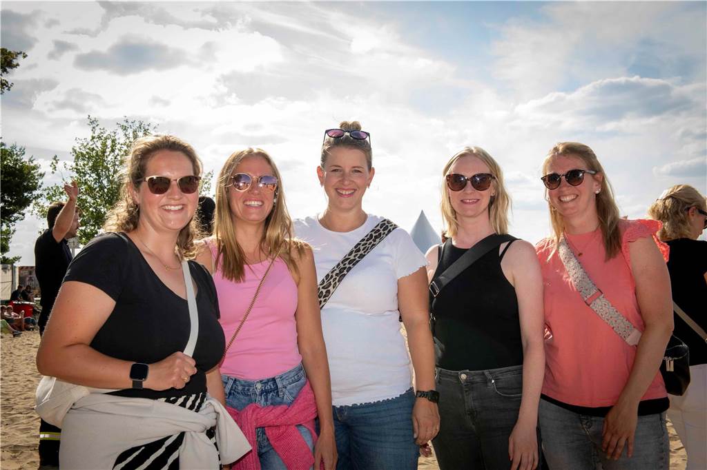 Am zweiten Abend des Sunset Beach Festivals in Haltern feierten tausende Fans Sänger Wincent Weiss. 