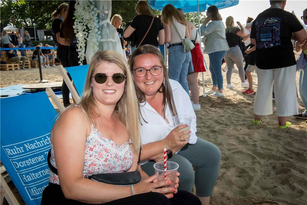 Am zweiten Abend des Sunset Beach Festivals in Haltern feierten tausende Fans Sänger Wincent Weiss. 