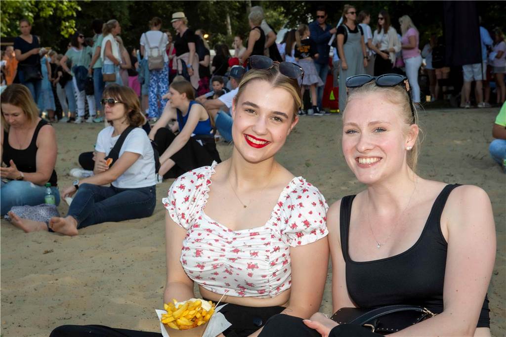 Am zweiten Abend des Sunset Beach Festivals in Haltern feierten tausende Fans Sänger Wincent Weiss. 