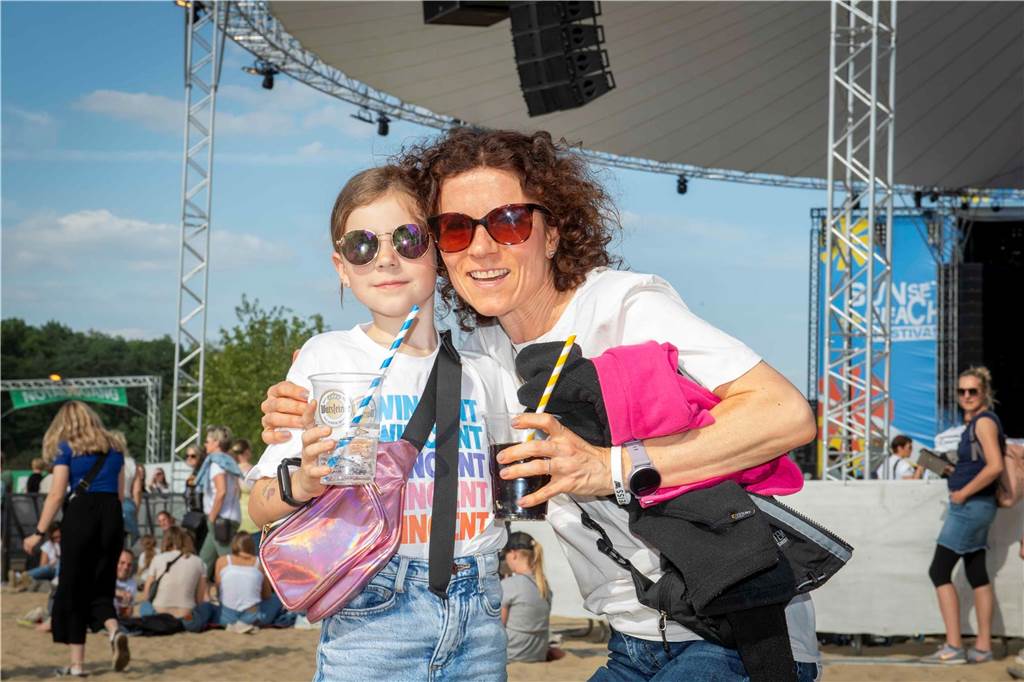 Am zweiten Abend des Sunset Beach Festivals in Haltern feierten tausende Fans Sänger Wincent Weiss. 