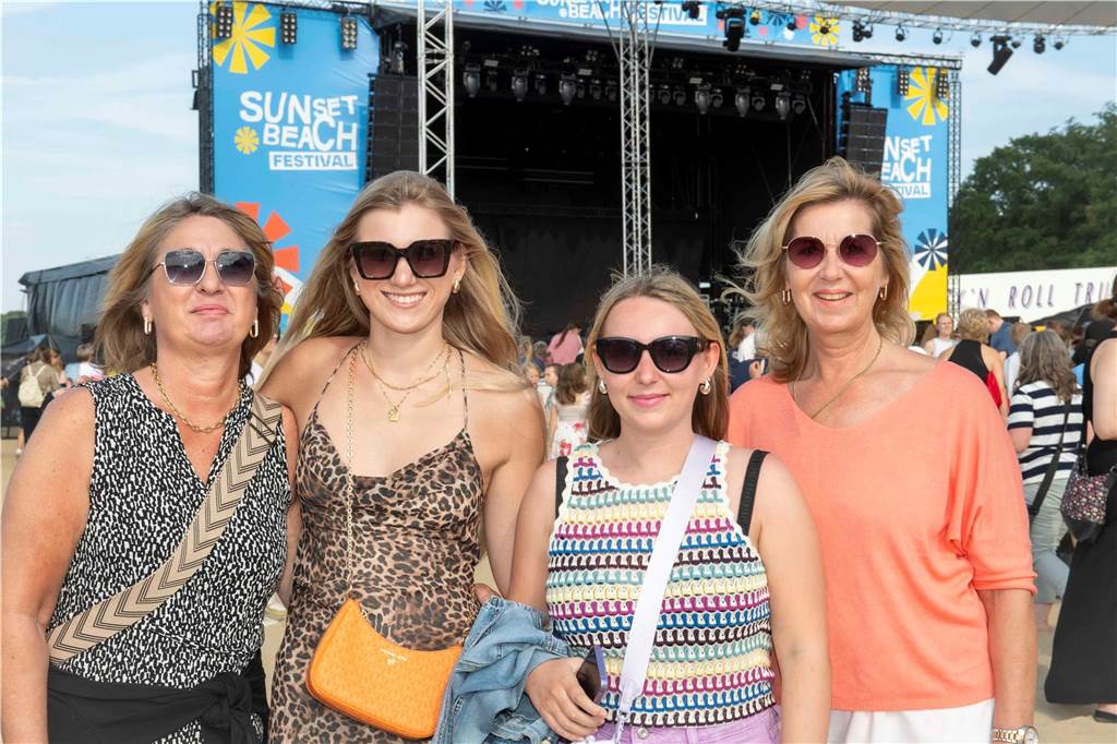 Am zweiten Abend des Sunset Beach Festivals in Haltern feierten tausende Fans Sänger Wincent Weiss. 