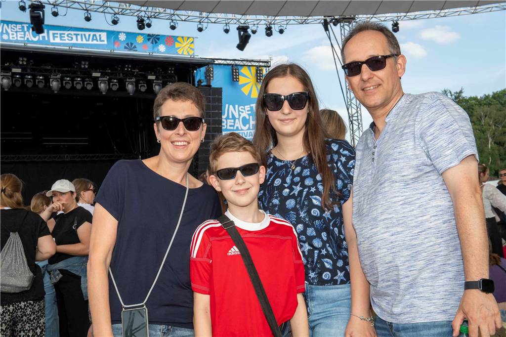 Am zweiten Abend des Sunset Beach Festivals in Haltern feierten tausende Fans Sänger Wincent Weiss. 