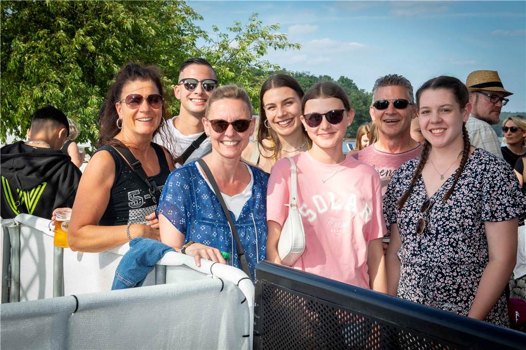 Am zweiten Abend des Sunset Beach Festivals in Haltern feierten tausende Fans Sänger Wincent Weiss. 