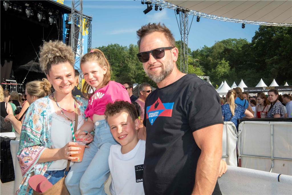 Am zweiten Abend des Sunset Beach Festivals in Haltern feierten tausende Fans Sänger Wincent Weiss. 