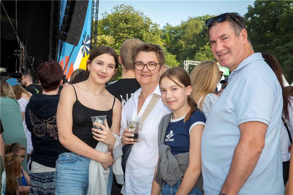 Am zweiten Abend des Sunset Beach Festivals in Haltern feierten tausende Fans Sänger Wincent Weiss. 