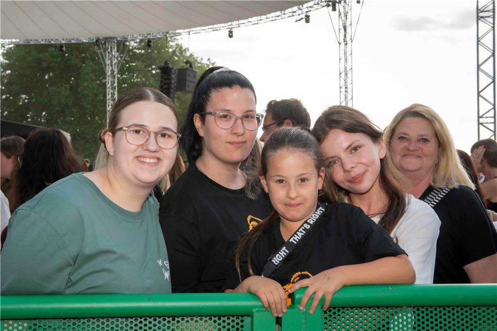 Am zweiten Abend des Sunset Beach Festivals in Haltern feierten tausende Fans Sänger Wincent Weiss. 