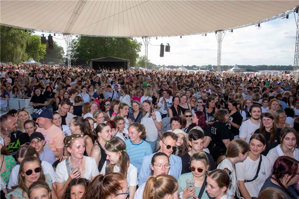 Am zweiten Abend des Sunset Beach Festivals in Haltern feierten tausende Fans Sänger Wincent Weiss. 