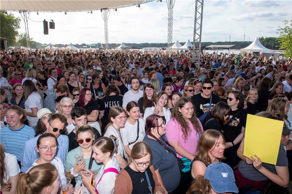 Am zweiten Abend des Sunset Beach Festivals in Haltern feierten tausende Fans Sänger Wincent Weiss. 