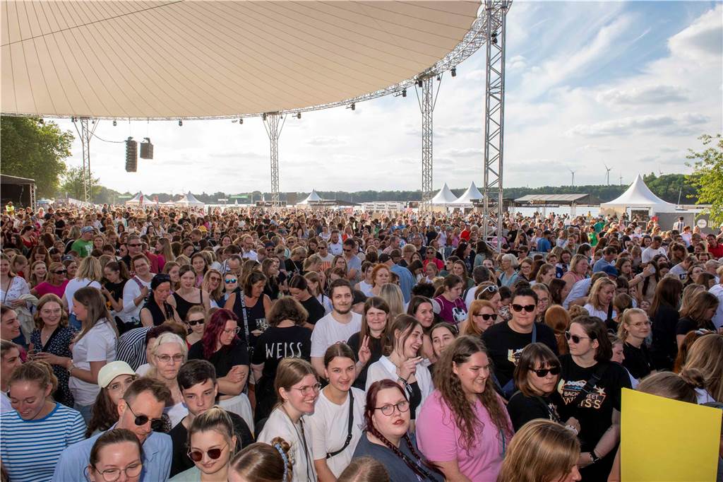 Am zweiten Abend des Sunset Beach Festivals in Haltern feierten tausende Fans Sänger Wincent Weiss. 