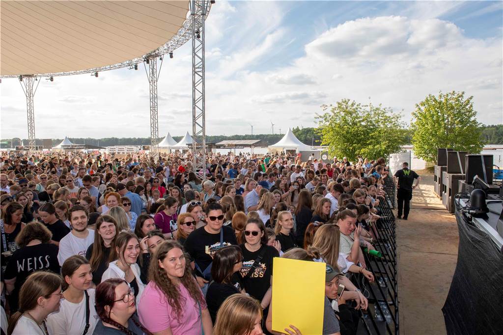 Am zweiten Abend des Sunset Beach Festivals in Haltern feierten tausende Fans Sänger Wincent Weiss. 