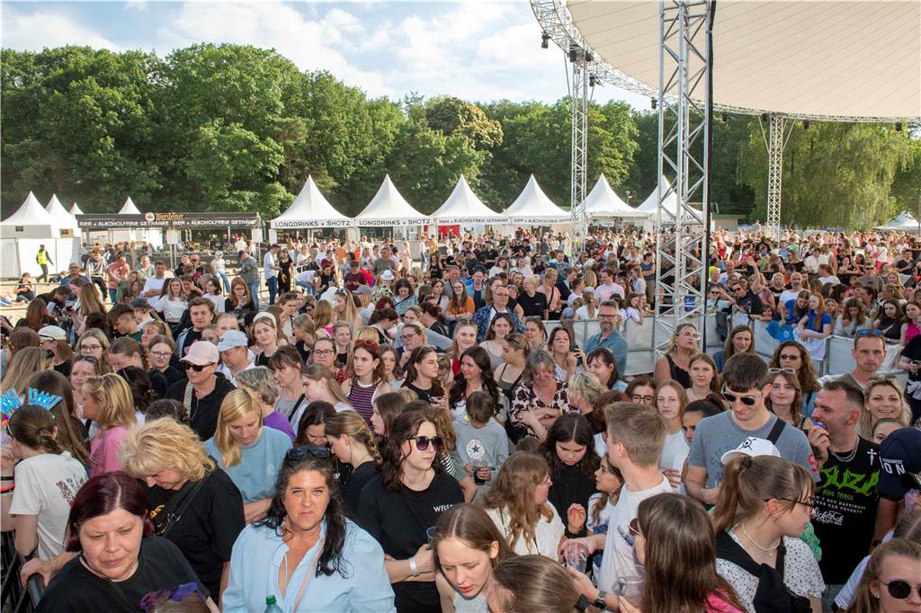 Am zweiten Abend des Sunset Beach Festivals in Haltern feierten tausende Fans Sänger Wincent Weiss. 