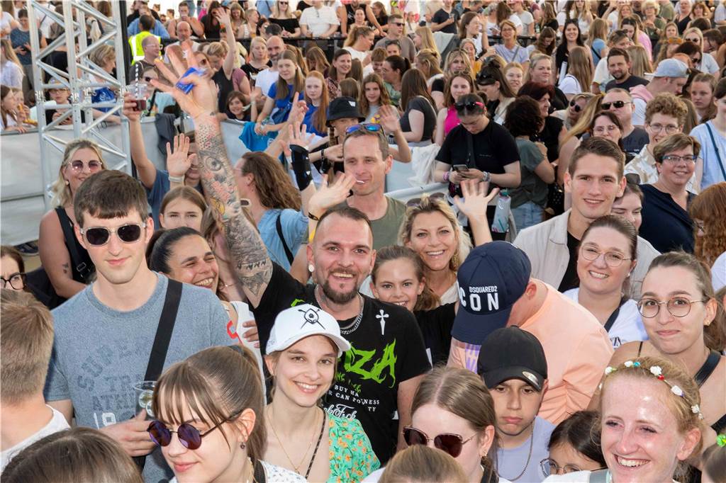 Am zweiten Abend des Sunset Beach Festivals in Haltern feierten tausende Fans Sänger Wincent Weiss. 
