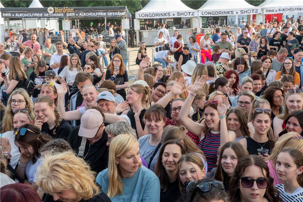 Am zweiten Abend des Sunset Beach Festivals in Haltern feierten tausende Fans Sänger Wincent Weiss. 
