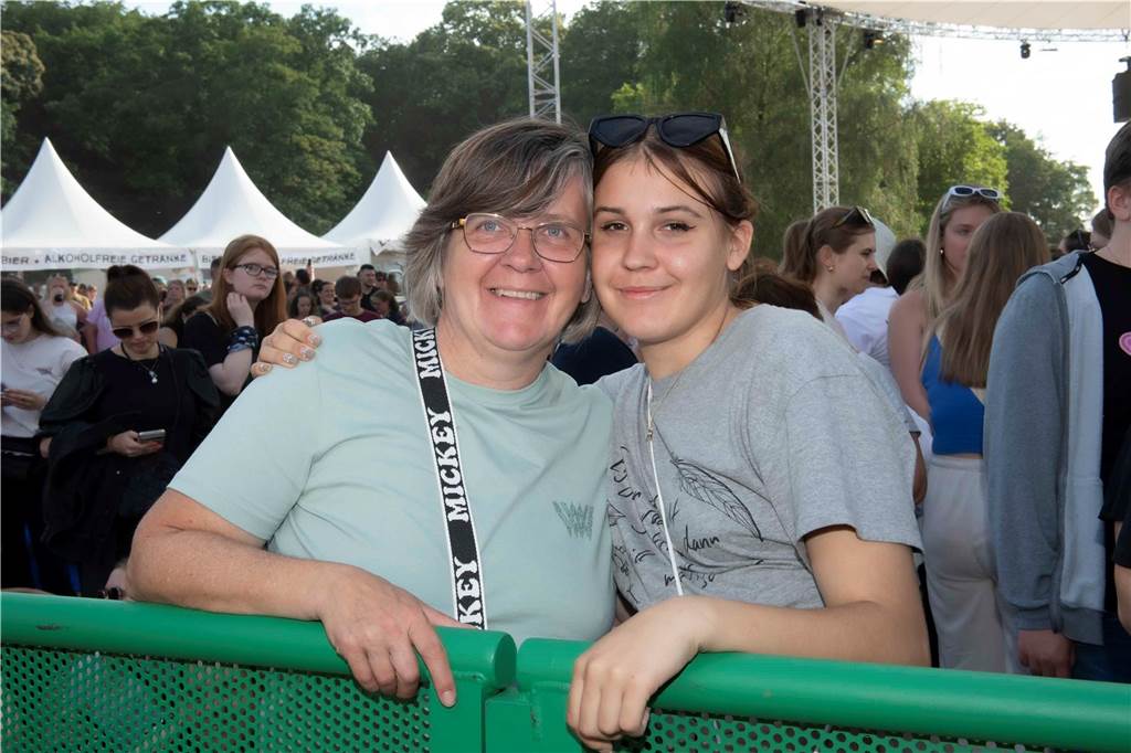 Am zweiten Abend des Sunset Beach Festivals in Haltern feierten tausende Fans Sänger Wincent Weiss. 