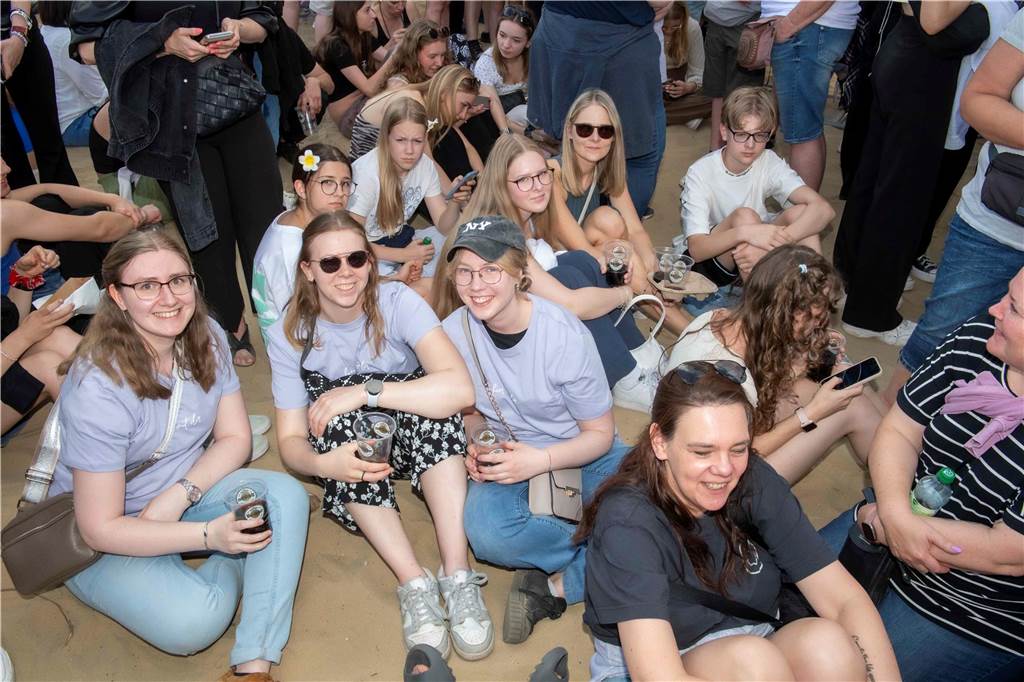 Am zweiten Abend des Sunset Beach Festivals in Haltern feierten tausende Fans Sänger Wincent Weiss. 