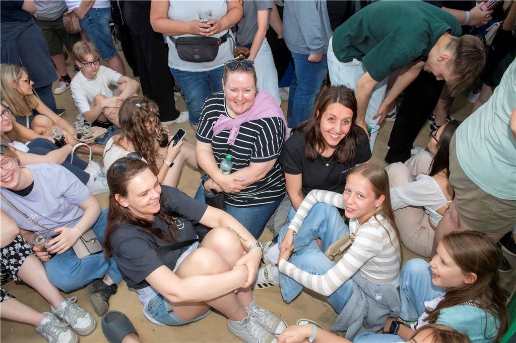 Am zweiten Abend des Sunset Beach Festivals in Haltern feierten tausende Fans Sänger Wincent Weiss. 