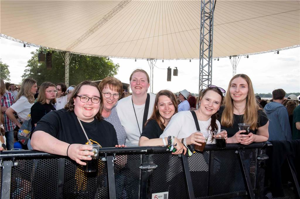 Am zweiten Abend des Sunset Beach Festivals in Haltern feierten tausende Fans Sänger Wincent Weiss. 