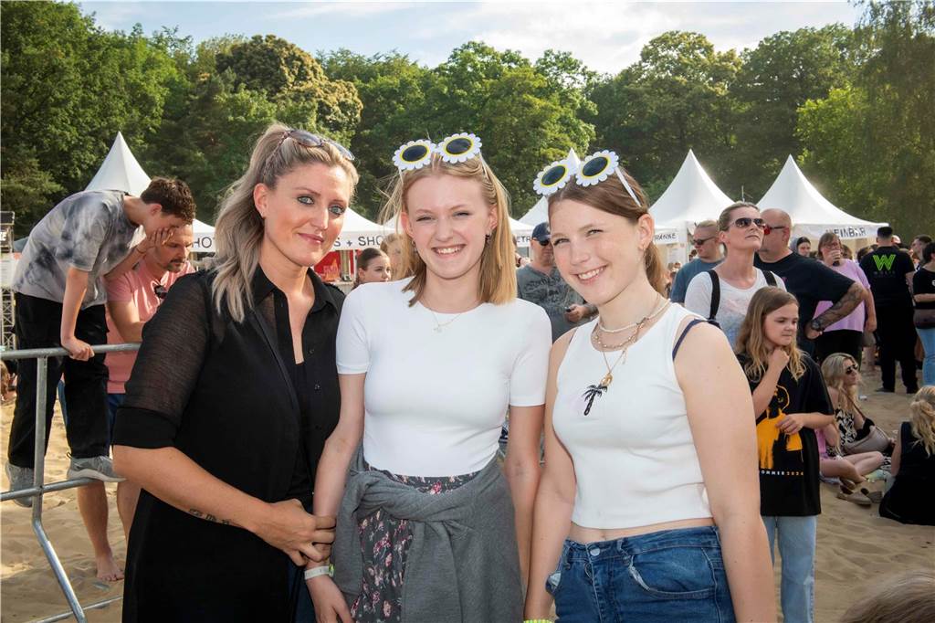 Am zweiten Abend des Sunset Beach Festivals in Haltern feierten tausende Fans Sänger Wincent Weiss. 