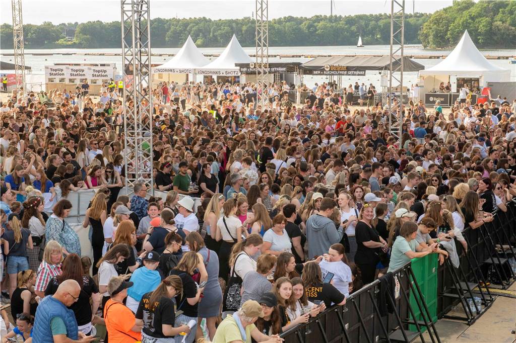 Am zweiten Abend des Sunset Beach Festivals in Haltern feierten tausende Fans Sänger Wincent Weiss. 