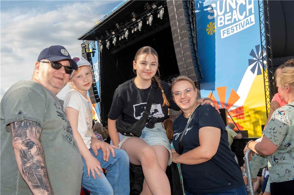 Am zweiten Abend des Sunset Beach Festivals in Haltern feierten tausende Fans Sänger Wincent Weiss. 