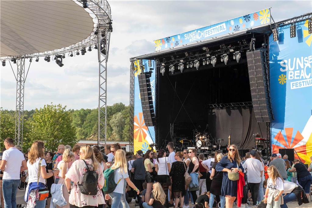 Am zweiten Abend des Sunset Beach Festivals in Haltern feierten tausende Fans Sänger Wincent Weiss. 