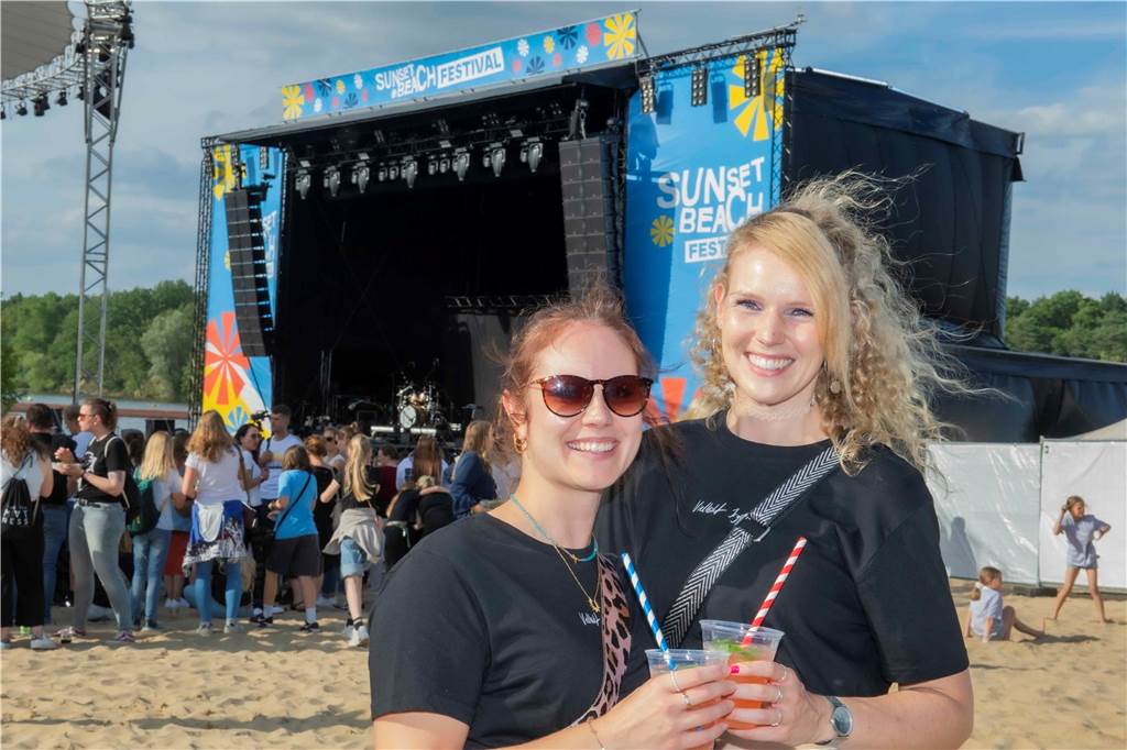 Am zweiten Abend des Sunset Beach Festivals in Haltern feierten tausende Fans Sänger Wincent Weiss. 