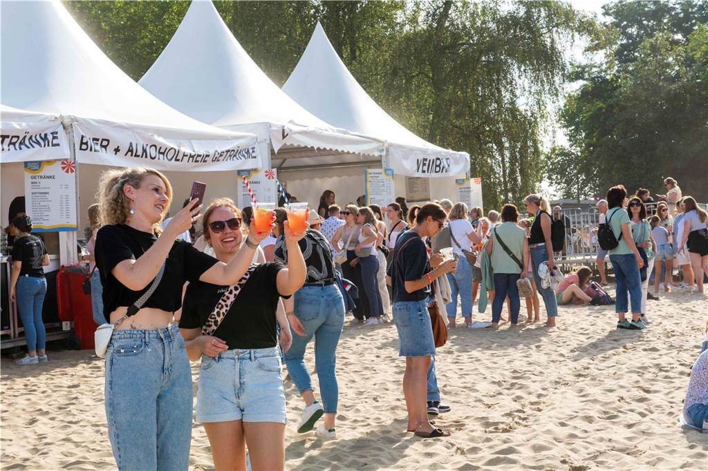 Am zweiten Abend des Sunset Beach Festivals in Haltern feierten tausende Fans Sänger Wincent Weiss. 