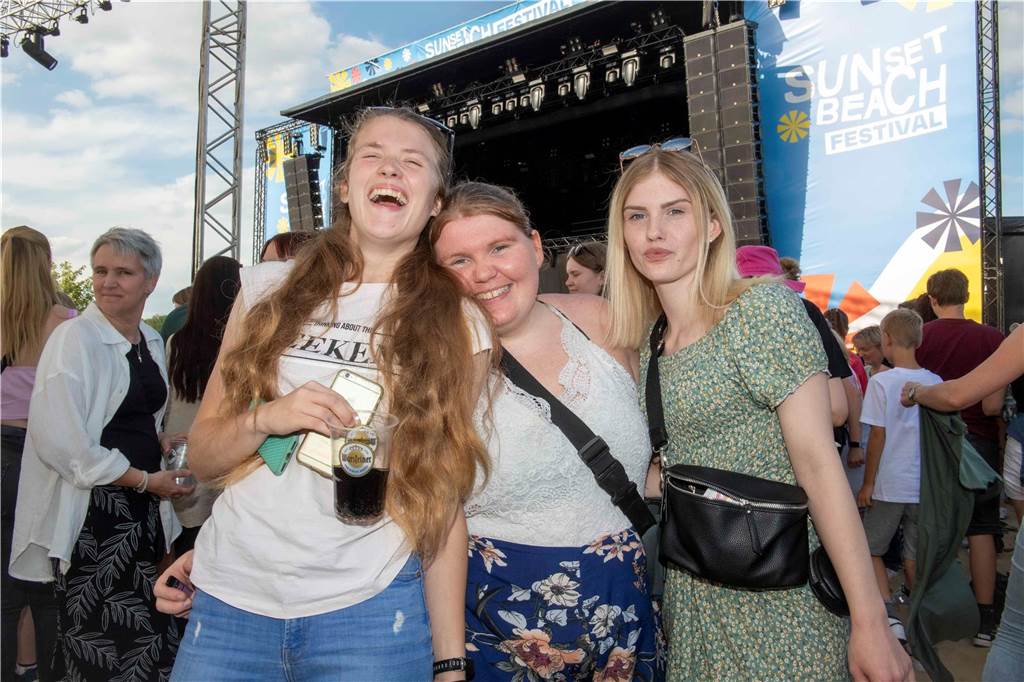 Am zweiten Abend des Sunset Beach Festivals in Haltern feierten tausende Fans Sänger Wincent Weiss. 