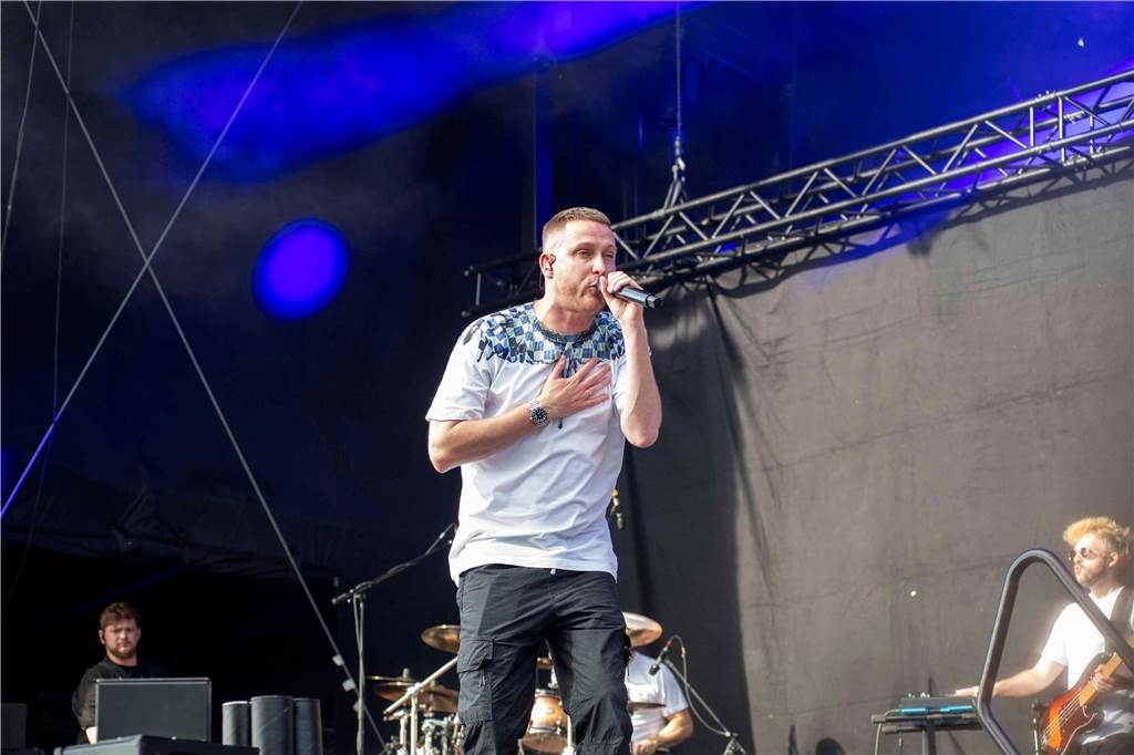 Am zweiten Abend des Sunset Beach Festivals in Haltern feierten tausende Fans Sänger Wincent Weiss. 