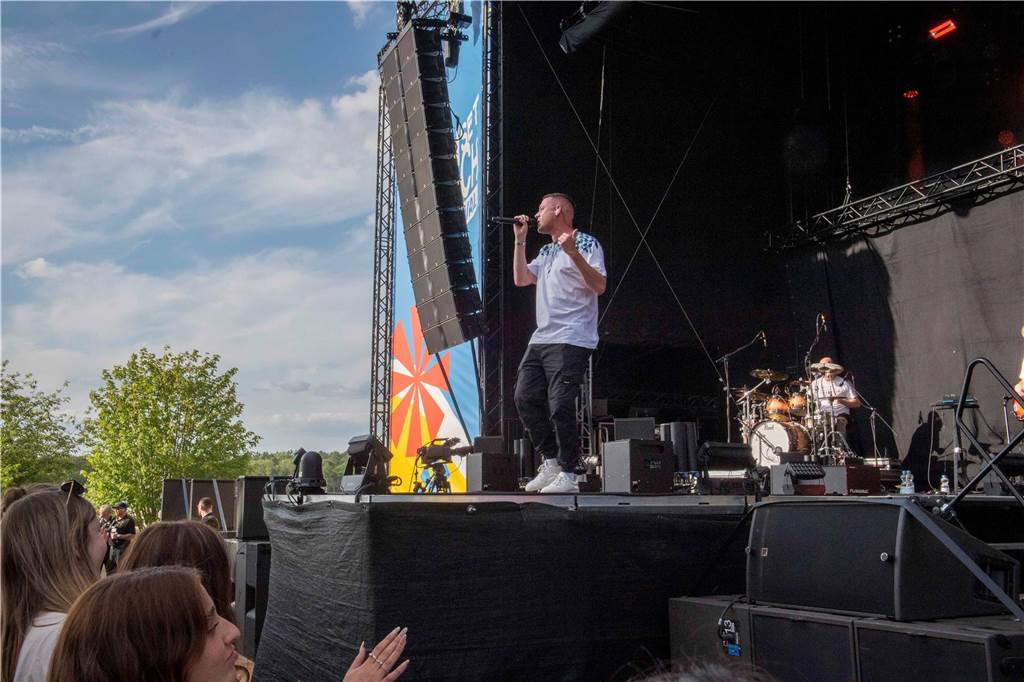 Am zweiten Abend des Sunset Beach Festivals in Haltern feierten tausende Fans Sänger Wincent Weiss. 