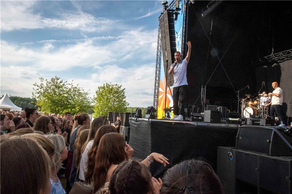 Am zweiten Abend des Sunset Beach Festivals in Haltern feierten tausende Fans Sänger Wincent Weiss. 
