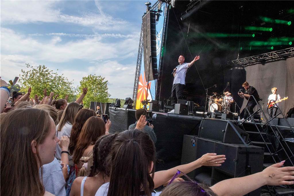 Am zweiten Abend des Sunset Beach Festivals in Haltern feierten tausende Fans Sänger Wincent Weiss. 