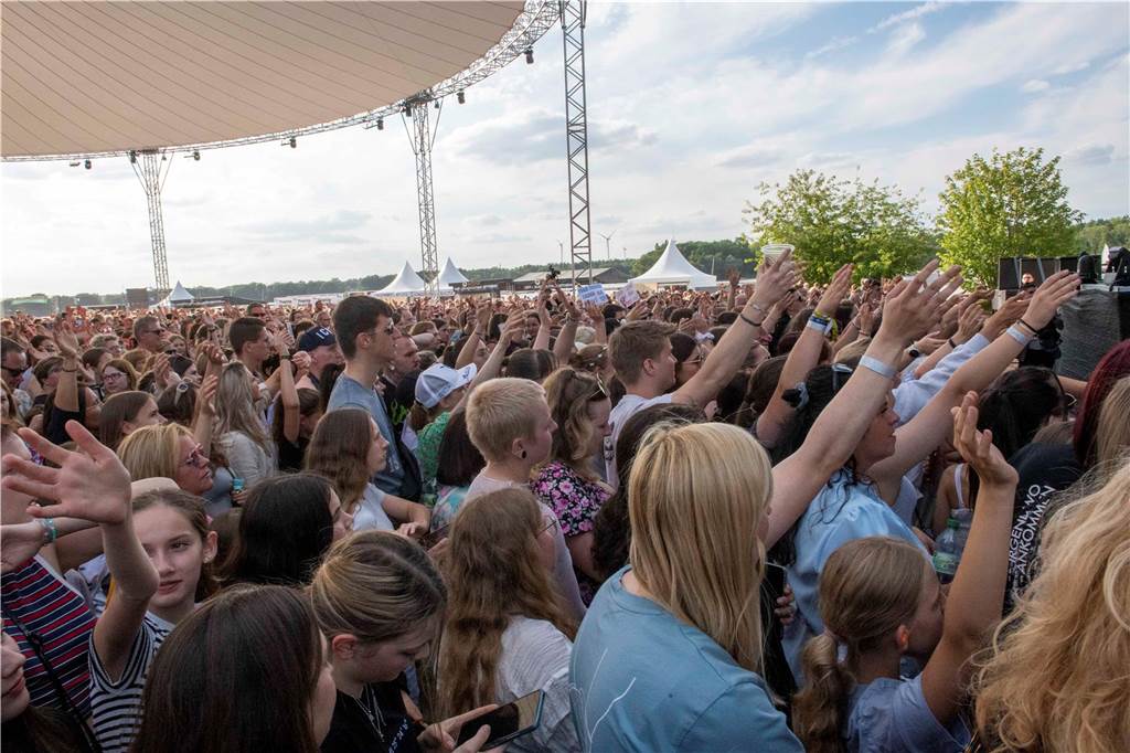 Am zweiten Abend des Sunset Beach Festivals in Haltern feierten tausende Fans Sänger Wincent Weiss. 