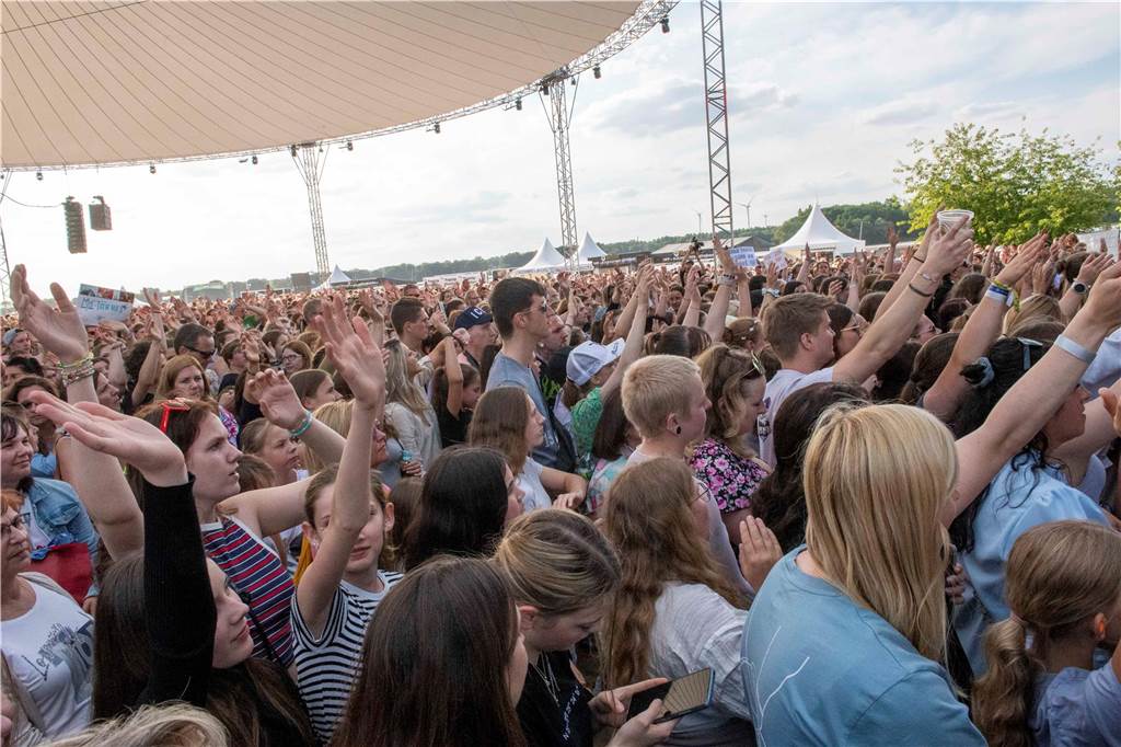 Am zweiten Abend des Sunset Beach Festivals in Haltern feierten tausende Fans Sänger Wincent Weiss. 