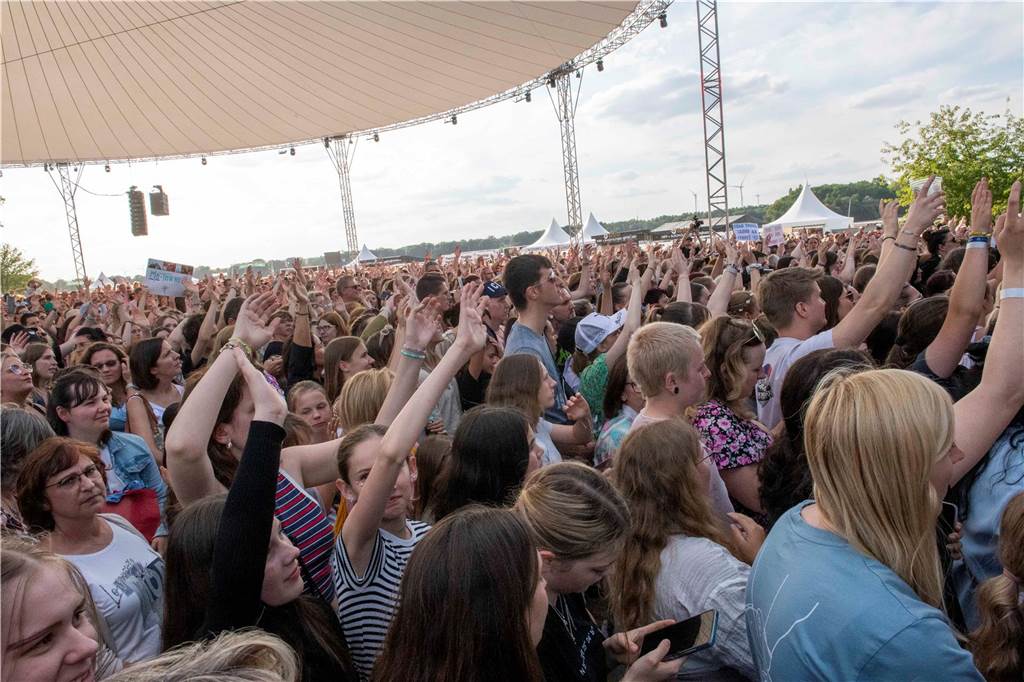 Am zweiten Abend des Sunset Beach Festivals in Haltern feierten tausende Fans Sänger Wincent Weiss. 