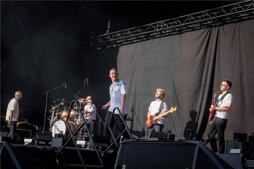 Am zweiten Abend des Sunset Beach Festivals in Haltern feierten tausende Fans Sänger Wincent Weiss. 
