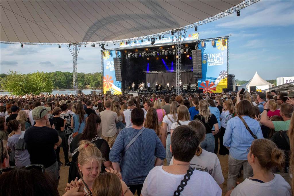 Am zweiten Abend des Sunset Beach Festivals in Haltern feierten tausende Fans Sänger Wincent Weiss. 